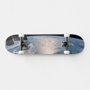 Die Internationale Raumstation über dem Atlantik Skateboard