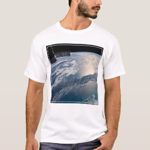Die Internationale Raumstation über dem Atlantik T-Shirt