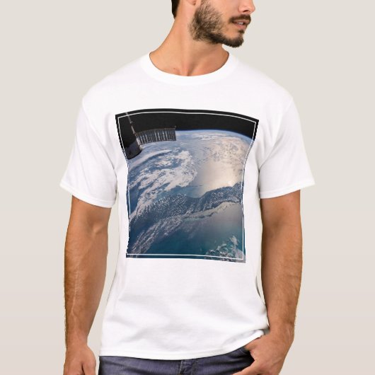 Die Internationale Raumstation über dem Atlantik T-Shirt (Vorderseite)