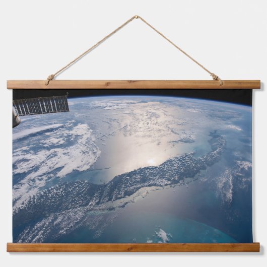 Die Internationale Raumstation über dem Atlantik Wandteppich Mit Holzrahmen (Vorne)