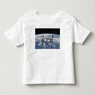Die internationale Weltraumstation in der Bahn Kleinkind T-shirt
