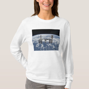 Die internationale Weltraumstation in der Bahn T-Shirt