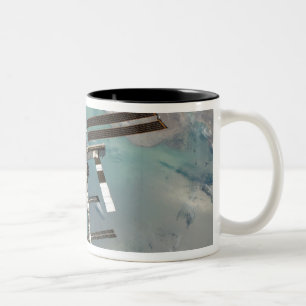Die internationale Weltraumstation Zweifarbige Tasse