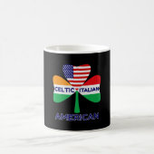 Die irische amerikanische Flagge und das keltische Kaffeetasse (Mittel)