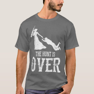 Die Jagd auf den Mann ist über die Hochzeitsfeier T-Shirt