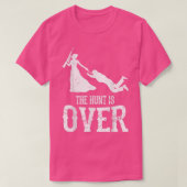 Die Jagd auf den Mann ist über die Hochzeitsfeier T-Shirt (Design vorne)