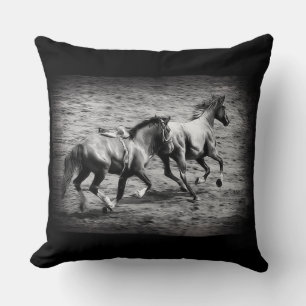 Die Jagd auf die Freiheit - Die Kunst der Equine F Kissen