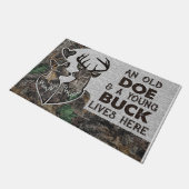 Die Jagd auf Jungtier, ein alter Hund und ein jung Fußmatte (Schrägansicht)