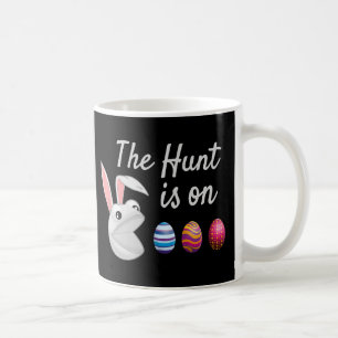 Die Jagd ist auf der Ostersonnigen Eggenjagd Kaffeetasse