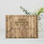 Die Jagd ist über die Camouflage Hochzeitseinladun Einladung (Stehend Vorderseite)