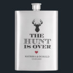 Die Jagd ist über rustikale Hochzeit Flachmann<br><div class="desc">Die Jagd ist vorbei. Fügen Sie Ihrer Hochzeit oder Ihrem Brautparty eine lustige Touch von Farbe und einzigartigem Stil hinzu. Eine Brautparty Gunst Tasche ist eine gute Ergänzung zur Party Planung. Diese einzigartigen Taschen werden leicht als Geschenk verwendet und können als schöne Dekoration an Ihrem Hochzeitsempfang oder Brautparty dienen. Der...</div>