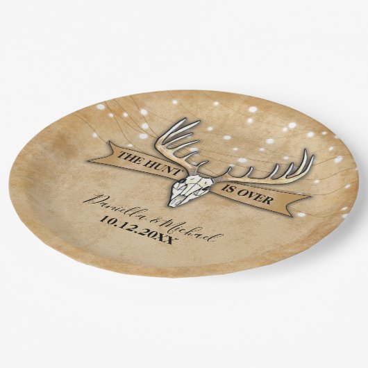 Die Jagd ist über rustikale Hochzeit Pappteller (Schrägansicht)