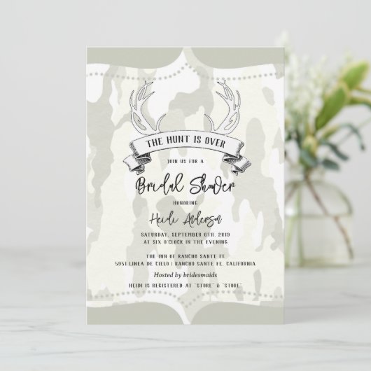 "Die Jagd ist vorbei" Rustikales Brautparty Camouf Einladung (Stehend Vorderseite)