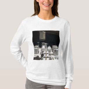 Die japanisches Experiment-Modul herausgestellte T-Shirt