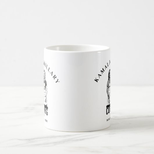 Die Kamala & Hillary Cooking Show Coffee Tasse (Mittel)