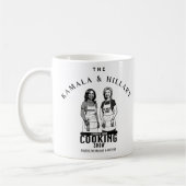 Die Kamala & Hillary Cooking Show Coffee Tasse (Links)