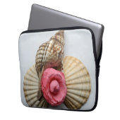 Die Kamelie und die Muscheln Laptopschutzhülle (Vorderseite Links)