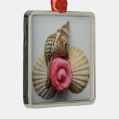 Die Kamelie und die Muscheln Silbernes Ornament (Rechts)