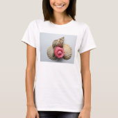 Die Kamelie und die Muscheln T-Shirt (Vorderseite)