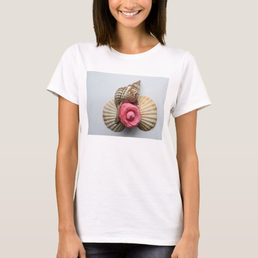 Die Kamelie und die Muscheln T-Shirt (Vorderseite)