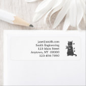 Die Katze im Schal bereitet sich auf die Winterfar (Insitu)