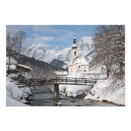 Die Kirche im Schnee mit den Alpen im Winter Fotodruck