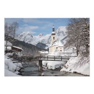 Die Kirche im Schnee mit den Alpen im Winter Fotodruck