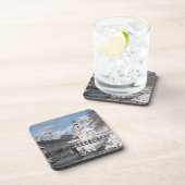 Die Kirche im Schnee mit den Alpen im Winter Getränkeuntersetzer (Rechte Seite)