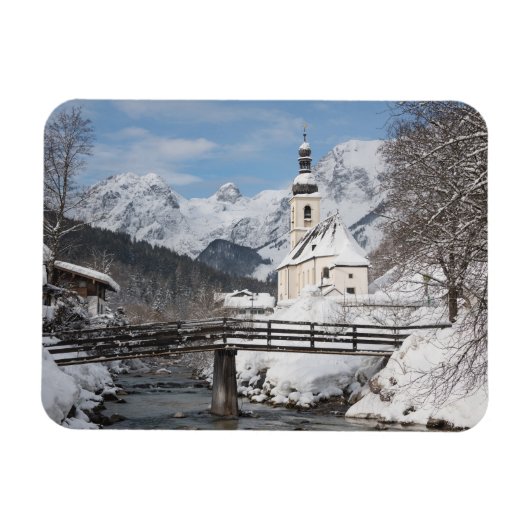 Die Kirche im Schnee mit den Alpen im Winter Magnet (Horizontal)