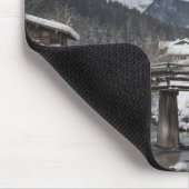 Die Kirche im Schnee mit den Alpen im Winter Mousepad (Ecke)
