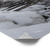 Die Kirche im Schnee mit den Alpen im Winter Poster (Ecke)