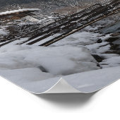 Die Kirche im Schnee mit den Alpen im Winter Poster (Ecke)