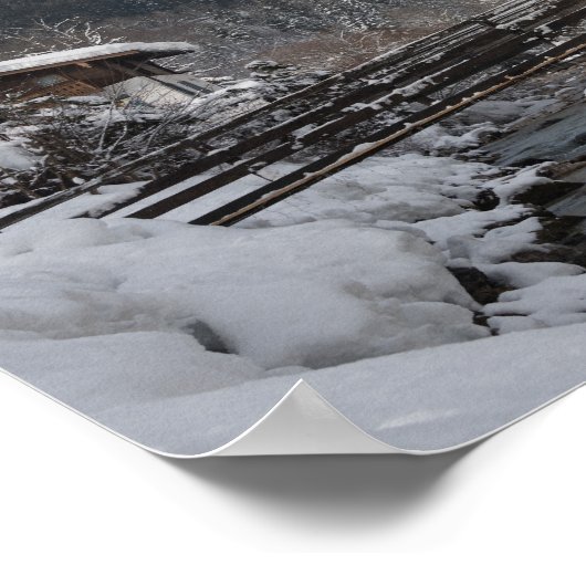 Die Kirche im Schnee mit den Alpen im Winter Poster (Ecke)