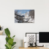 Die Kirche im Schnee mit den Alpen im Winter Poster (Heimbüro)