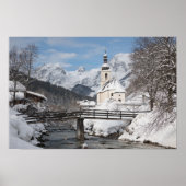 Die Kirche im Schnee mit den Alpen im Winter Poster (Vorne)