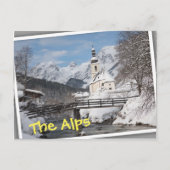 Die Kirche im Schnee mit den Alpen im Winter Postkarte (Vorderseite)