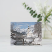 Die Kirche im Schnee mit den Alpen im Winter Postkarte (Stehend Vorderseite)