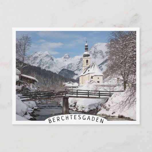 Die Kirche im Schnee mit den Alpen im Winter Postkarte (Vorderseite)