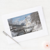 Die Kirche im Schnee mit den Alpen im Winter Rechteckiger Aufkleber (Umschlag)