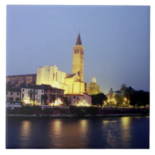 Die Kirche von Sant'Anastasia in Verona, Italien. Fliese