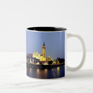 Die Kirche von Sant'Anastasia in Verona, Italien. Zweifarbige Tasse