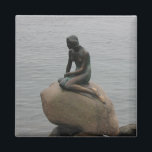 Die kleine Meerjungfrau Magnet<br><div class="desc">Die kleine Meerjungstatue in Kopenhagener Hafen,  Dänemark.</div>