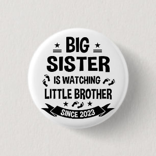 Die kleine Schwester kümmert sich um den großen Br Button