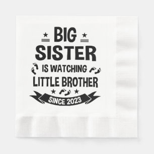 Die kleine Schwester kümmert sich um den großen Br Serviette