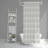 Die kleine weiße Blüte fiel auf das ländliche Must Duschvorhang