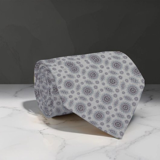 Die kleine weiße Blüte fiel auf das ländliche Must Krawatte