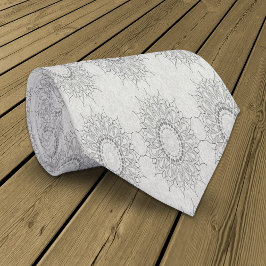 Die kleine weiße Blüte fiel auf das ländliche Must Krawatte