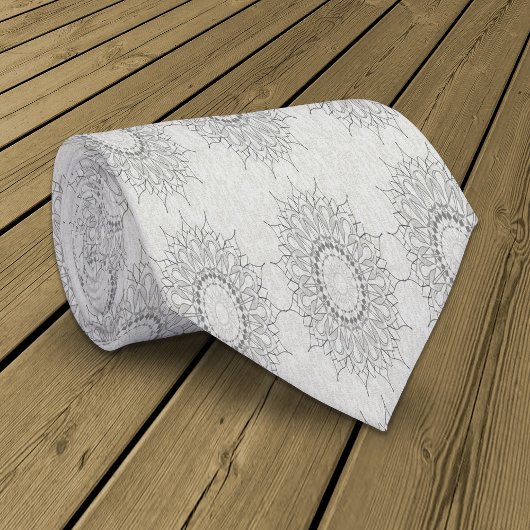 Die kleine weiße Blüte fiel auf das ländliche Must Krawatte