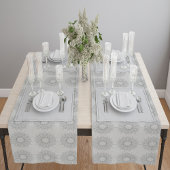 Die kleine weiße Blüte fiel auf das ländliche Must Kurzer Tischläufer