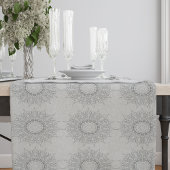 Die kleine weiße Blüte fiel auf das ländliche Must Kurzer Tischläufer